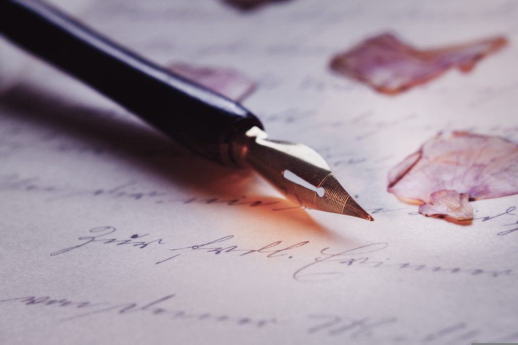 Pluma estilográfica sobre manuscrito